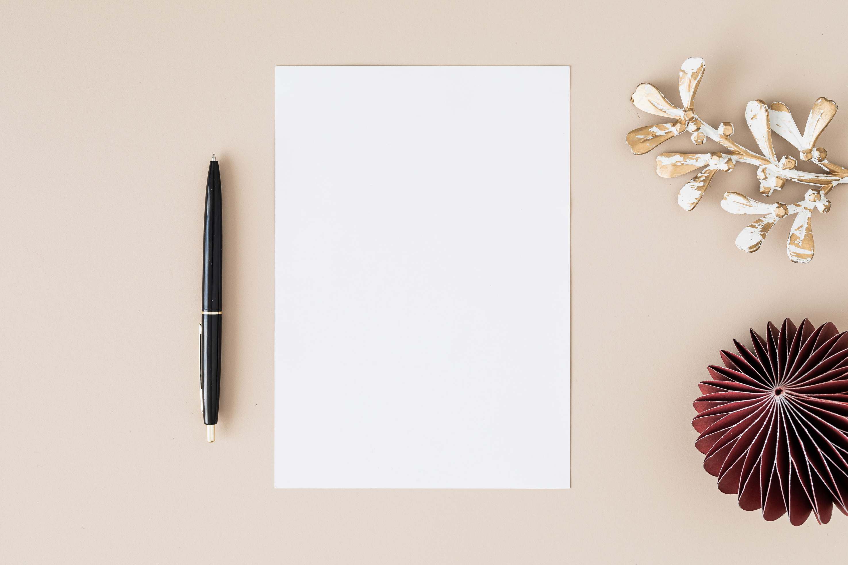 Notizblock mit Investment-Recherche und einem Stift